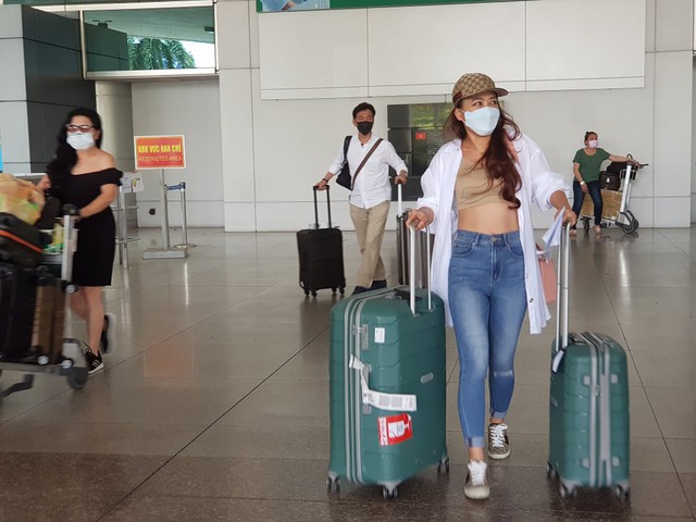 Ga quốc sân bay Tân Sơn Nhất tế đìu hiu ngày đầu đón du khách - Ảnh 7.