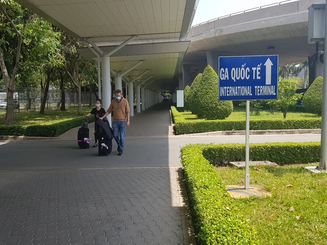Ga quốc sân bay Tân Sơn Nhất tế đìu hiu ngày đầu đón du khách - Ảnh 8.
