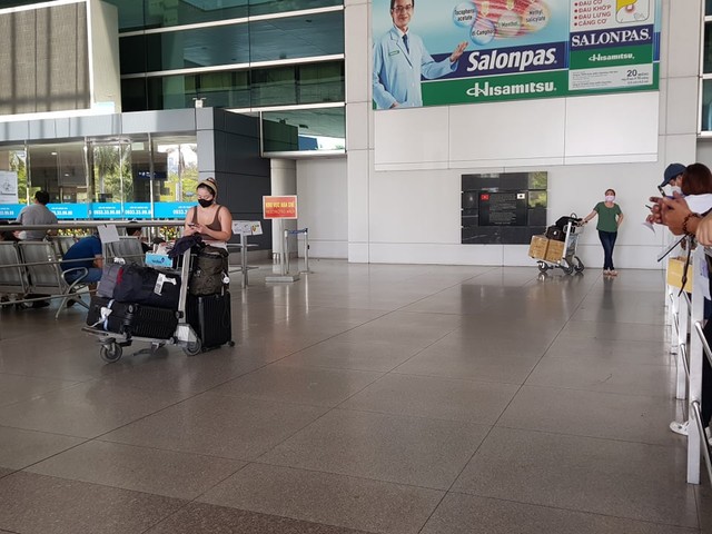 Ga quốc sân bay Tân Sơn Nhất tế đìu hiu ngày đầu đón du khách - Ảnh 2.