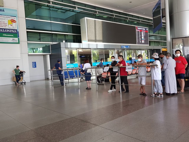 Ga quốc sân bay Tân Sơn Nhất tế đìu hiu ngày đầu đón du khách - Ảnh 3.