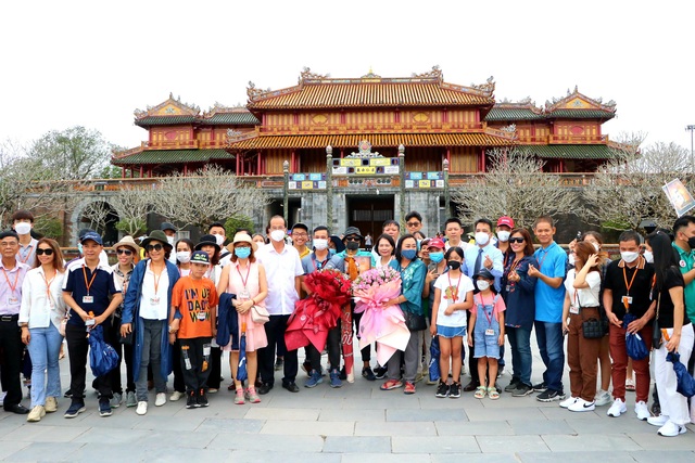 Chùm ảnh: Hàng trăm du khách tham quan Di tích Huế trong ngày mở cửa du lịch - Ảnh 3.