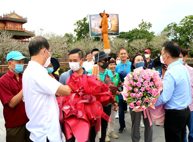 Chùm ảnh: Hàng trăm du khách tham quan Di tích Huế trong ngày mở cửa du lịch - Ảnh 8.