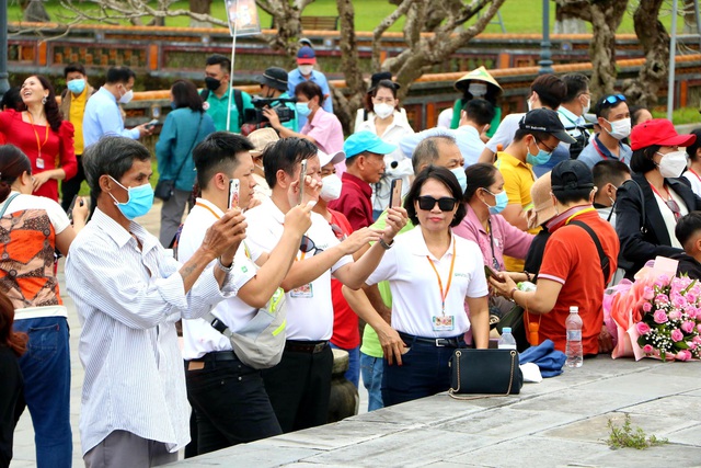 Chùm ảnh: Hàng trăm du khách tham quan Di tích Huế trong ngày mở cửa du lịch - Ảnh 7.