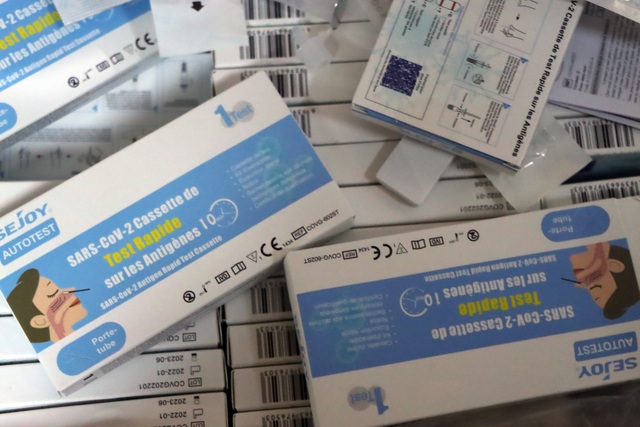 Vừa xếp vào kho Cảng Hà Nội, hàng trăm ngàn kit test COVID-19, thuốc tân dược nhiều 'không' bị 'tóm gọn' - Ảnh 2.