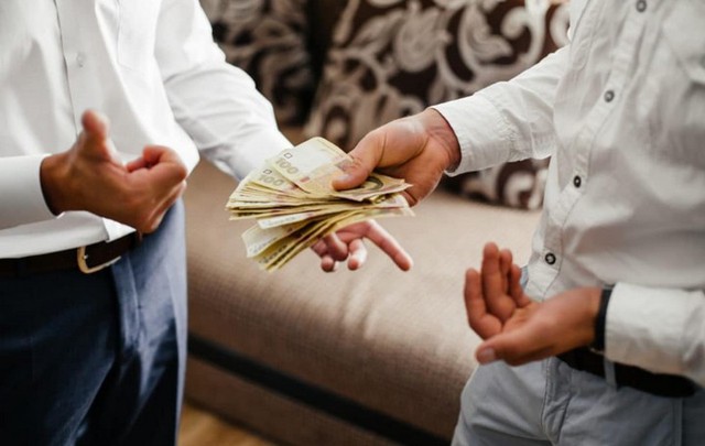 8 quy tắc cho người thân vay tiền để không &quot;ngậm trái đắng&quot;, lời khuyên từ các chuyên gia tài chính - Ảnh 1.