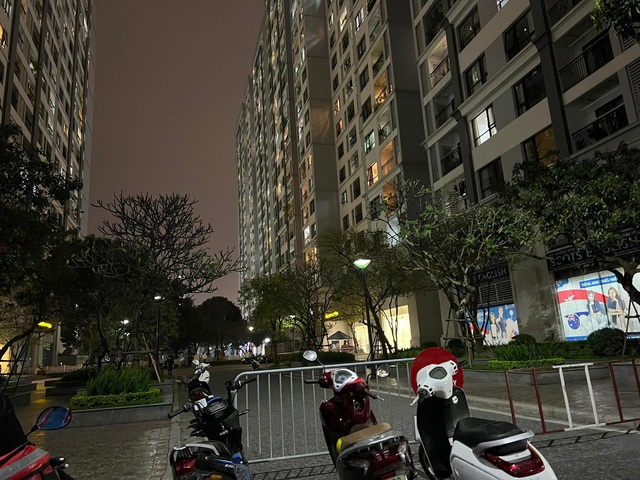 Bé gái rơi từ tầng 26 khu chung cư cao cấp tại Hà Nội xuống đất đã tử vong - Ảnh 2.