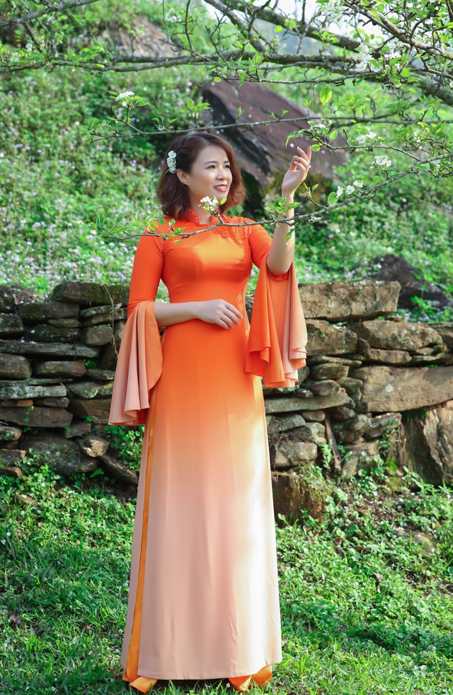 NTK Hoàng Ly khoe vẻ đẹp áo dài ở vườn hoa lê Tuyên Quang
 - Ảnh 7.
