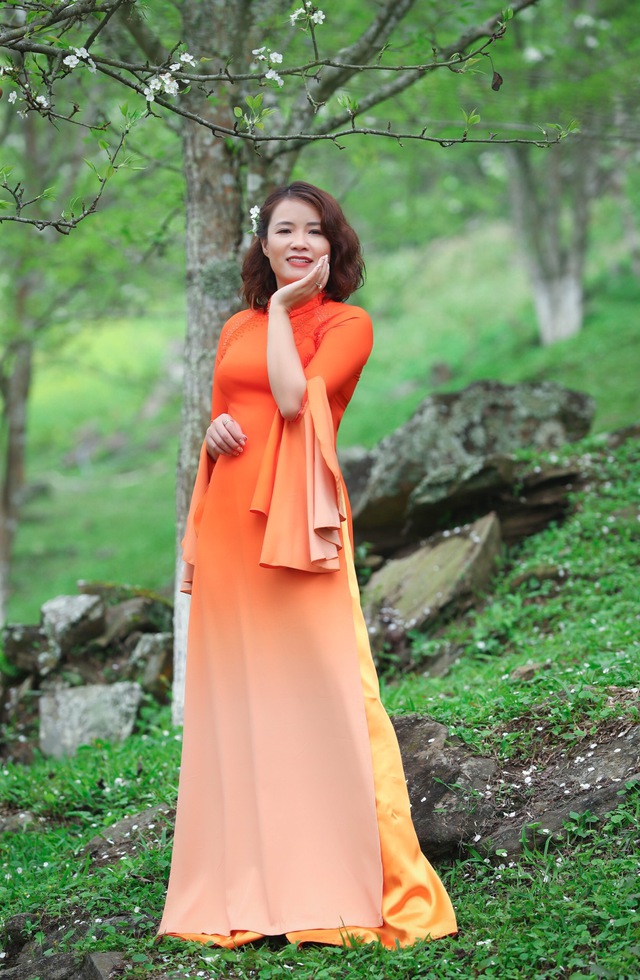NTK Hoàng Ly khoe vẻ đẹp áo dài ở vườn hoa lê Tuyên Quang
 - Ảnh 8.