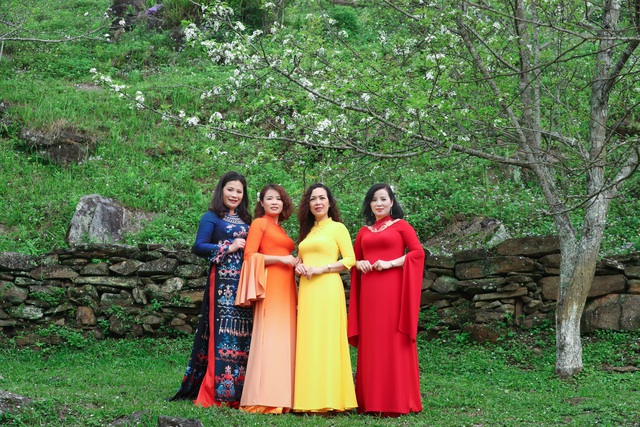 NTK Hoàng Ly khoe vẻ đẹp áo dài ở vườn hoa lê Tuyên Quang
 - Ảnh 4.