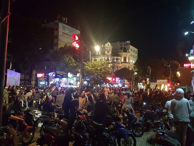 Đám đông tụ tập trước nhà CEO Nguyễn Phương Hằng đã giải tán - Ảnh 5.