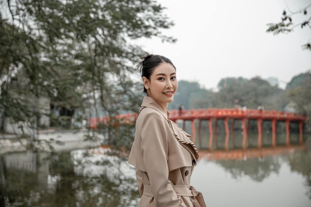 Hoa hậu Hà Kiều Oanh thăm thắng cảnh Hà Nội - Ảnh 1.