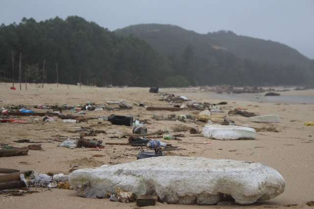 Quảng Ninh: Rác thải bủa vây bãi tắm đẹp ở xã đảo - Ảnh 4.