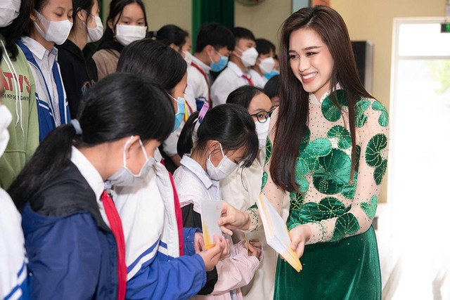 Đỗ Thị Hà diện trang phục đặc biệt ý nghĩa khi trở về xứ Thanh sau thành tích Top 13 Hoa hậu Thế giới - Ảnh 4.