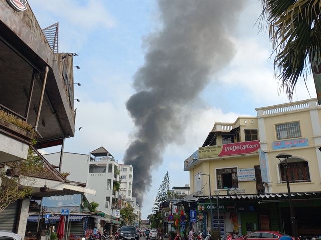 TP Huế: Cháy lớn tại quán New Poc Poc Beer, lửa lan sang nhà dân - Ảnh 3.