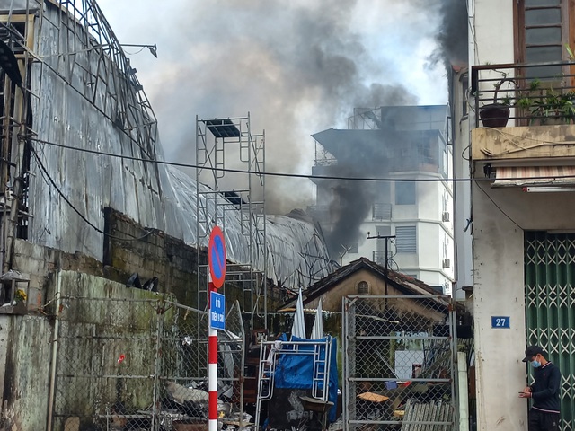 TP Huế: Cháy lớn tại quán New Poc Poc Beer, lửa lan sang nhà dân - Ảnh 6.