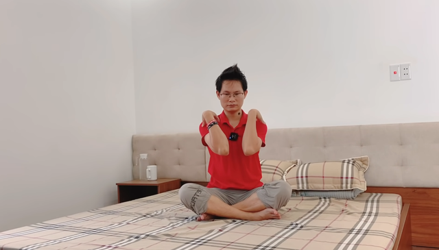 Ca mắc COVID-19 tăng từng ngày, cặp vợ chồng trẻ 'phát nguyện' dạy miễn phí yoga cho cộng đồng - Ảnh 2.