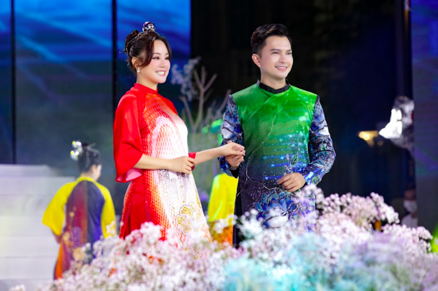 Bỏ qua ồn ào, Vy Oanh làm người mẫu trong BST áo dài Việt Hùng  - Ảnh 5.