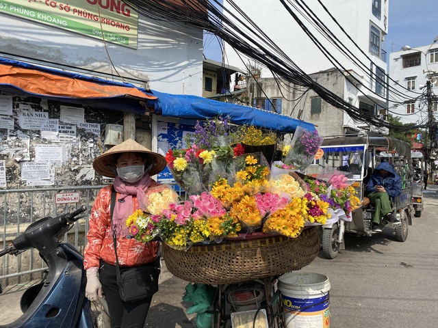 Lao đao vì COVID-19, thị trường hoa tươi ngày 8/3 cạnh tranh với vật tư y tế để duy trì 'chỗ đứng' - Ảnh 2.