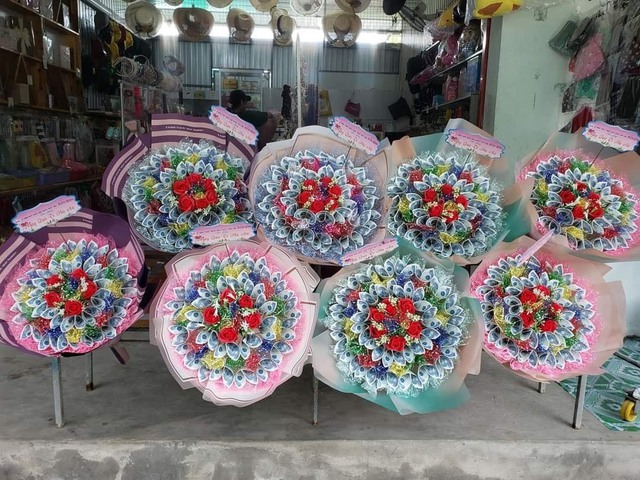 Thị trường hoa 'handmade' nở rộ dịp 8/3, hội chị em 'phát cuồng' với lãng hoa làm bằng tiền mặt - Ảnh 5.