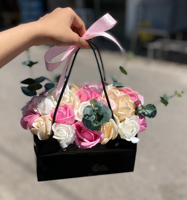 Thị trường hoa 'handmade' nở rộ dịp 8/3, hội chị em 'phát cuồng' với lãng hoa làm bằng tiền mặt - Ảnh 2.