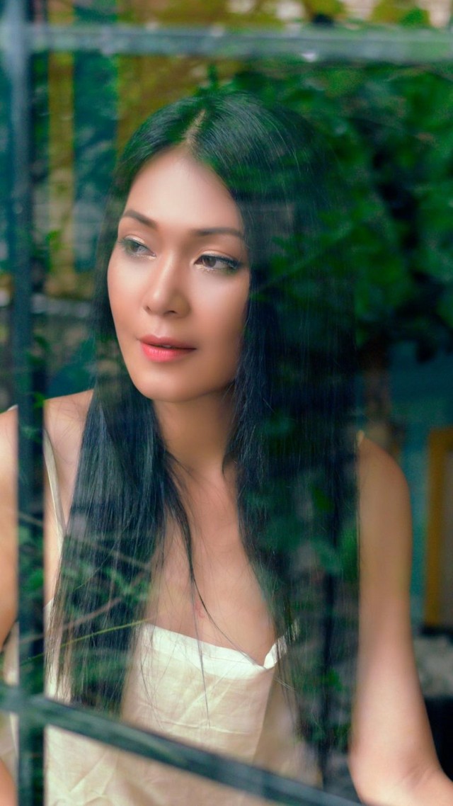 Đời thực bên chồng là đạo diễn nổi tiếng của Đinh Y Nhung - người đẹp Hoa hậu Việt Nam vừa tham gia phim &quot;Bão ngầm&quot; - Ảnh 4.