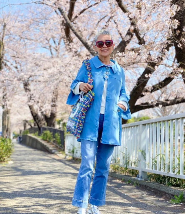 Học tập cụ bà 70 tuổi với gu thời trang “cực chất” chứng minh thời trang không phân biệt tuổi tác - Ảnh 1.