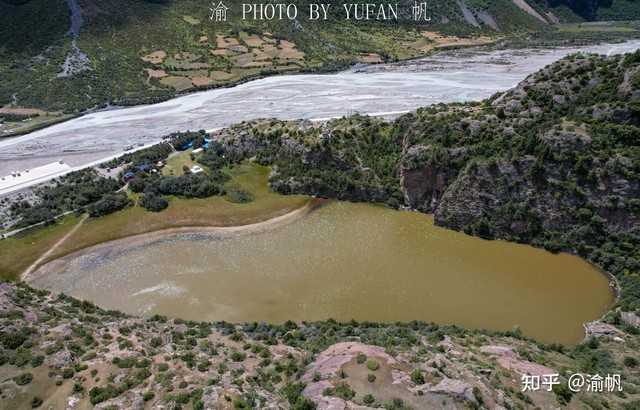 Vẻ đẹp bí ẩn của hồ nước ba màu trên cao nguyên Tây Tạng - Ảnh 4.