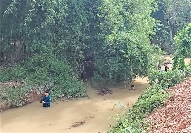 Một học sinh lớp 9 mất t&iacute;ch nghi do nước cuốn tr&ocirc;i - Ảnh 1.