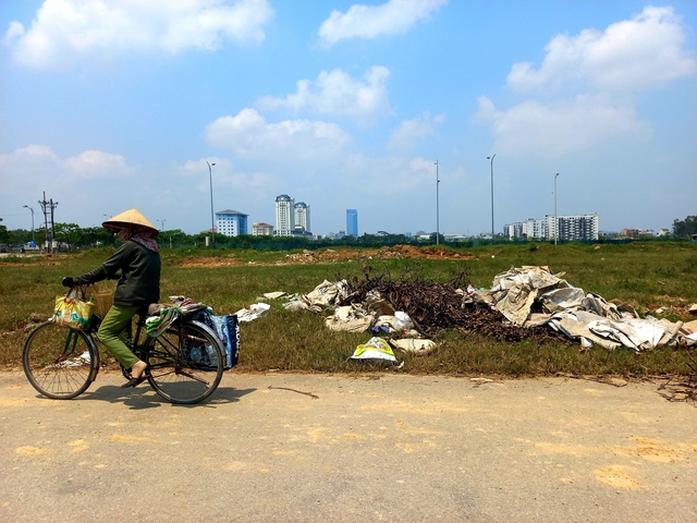 Ảnh: Rác thải xây dựng &quot;bủa vây&quot; nhiều con đường giữa lòng TP Huế - Ảnh 3.