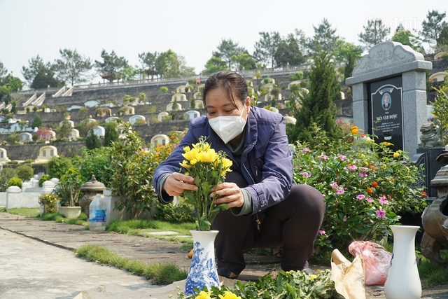 Nghỉ lễ Giổ tổ Hùng Vương, người Hà Nội tấp nập đi tảo mộ, vẹn tròn Tết Thanh minh - Ảnh 4.