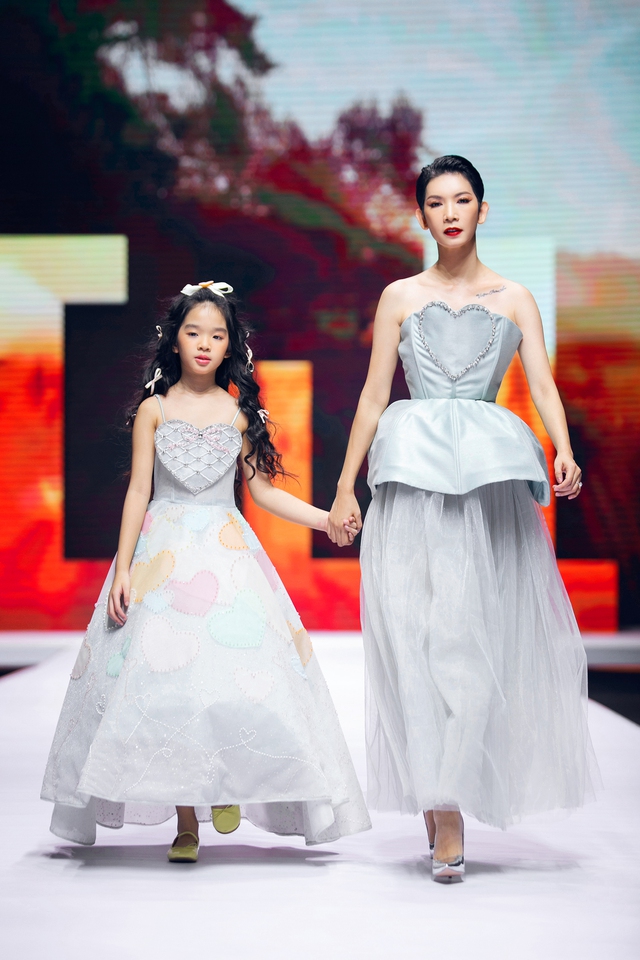 Thúy Diễm và con trai Bảo Bảo làm vedette tại Vietnam Junior Fashion Week  - Ảnh 4.