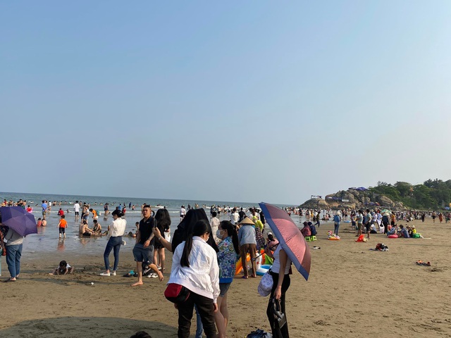 Hàng vạn du khách đổ xô về Sầm Sơn dịp nghỉ lễ - Ảnh 2.
