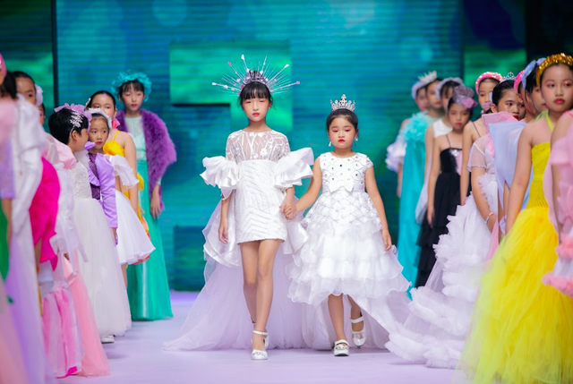 Lâm Khánh Chi không ngần ngại xuất hiện cùng bạn trai tin đồn tại Vietnam Junior Fashion Week - Ảnh 4.