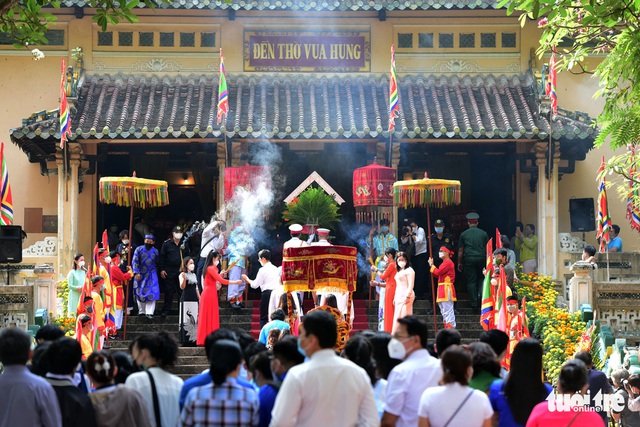 Giỗ tổ Hùng Vương, nhiều địa điểm thăm quan đông nghẹt khách du lịch  - Ảnh 6.