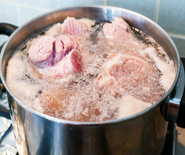 Nhiều người rửa thịt heo sai cách, thêm thứ bột này vào sườn sạch mà không cần chần với nước - Ảnh 1.