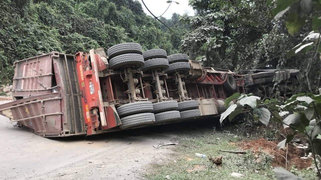 Xe đầu kéo đâm vào vách núi lật ngửa, tài xế tử vong tại chỗ - Ảnh 1.