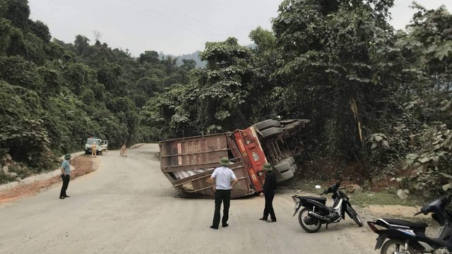 Xe đầu kéo đâm vào vách núi lật ngửa, tài xế tử vong tại chỗ - Ảnh 2.