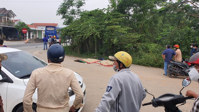Thừa Thiên Huế: Ô tô đâm xe máy chạy cùng chiều, 2 người tử vong - Ảnh 1.