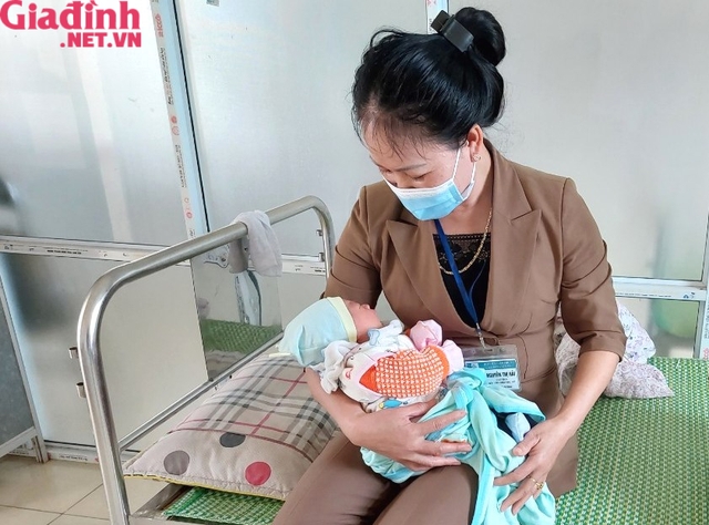 Hải Dương: Bàn giao bé trai bị bỏ rơi ven đường ở xã Đông Xuyên cho người nhận nuôi - Ảnh 2.