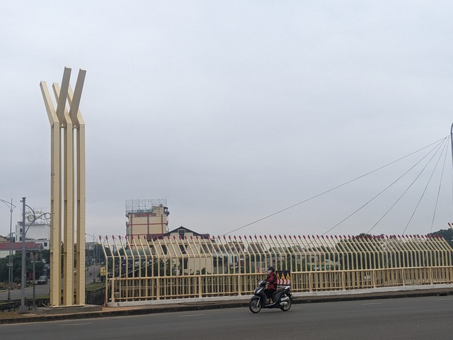 Cận cảnh “cây cầu bị chê xấu” vì lối trang trí giống “hàng rào nhà tù” ở Quảng Trị - Ảnh 6.
