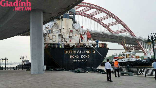 Hải Phòng: Cận cảnh nỗ lực giải cứu vụ tàu Hong Kong đâm va lan can cầu  - Ảnh 6.