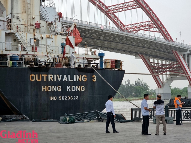 Hải Phòng: Cận cảnh nỗ lực giải cứu vụ tàu Hong Kong đâm va lan can cầu  - Ảnh 8.
