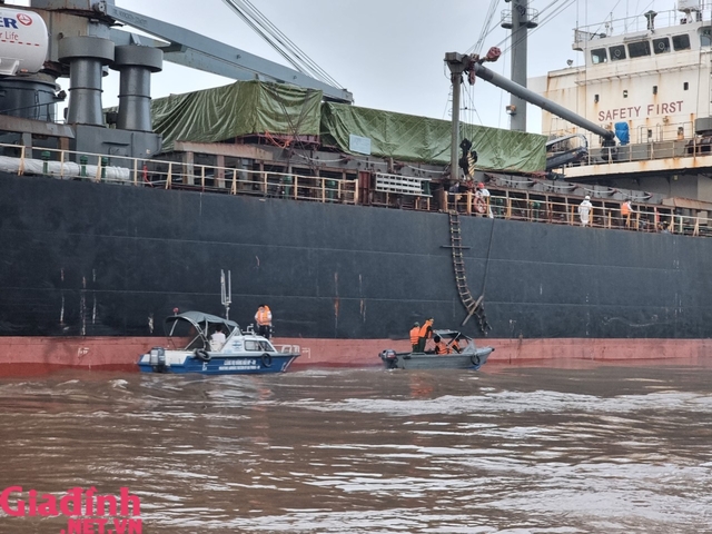 Hải Phòng: Cận cảnh nỗ lực giải cứu vụ tàu Hong Kong đâm va lan can cầu  - Ảnh 15.