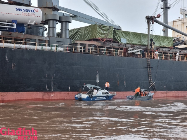 Hải Phòng: Cận cảnh nỗ lực giải cứu vụ tàu Hong Kong đâm va lan can cầu  - Ảnh 16.