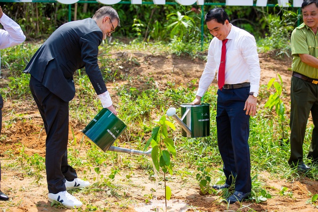 Vinfast khởi động dự án trồng rừng “phủ xanh tương lai” - Ảnh 2.