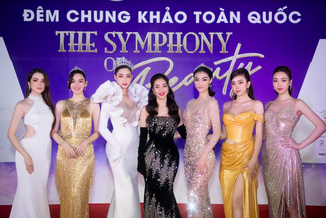 Thảm đỏ Chung khảo Miss World Vietnam 2022: Hai nàng hậu họ Đỗ diện đầm cut-out khoe body 'hút mắt' - Ảnh 1.