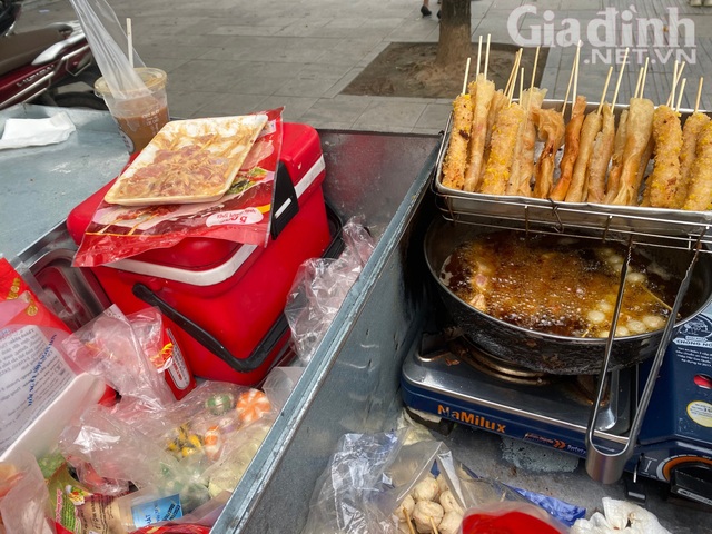 Thực phẩm 'bẩn' cổng trường bán cạnh xe rác vẫn hút khách - Ảnh 7.
