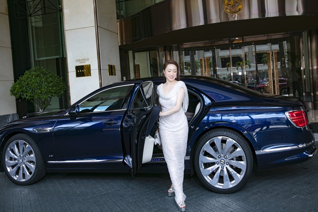 Lý Thuỳ Chang - Bà xã Chi Bảo đi Bentley hơn 20 tỷ đồng dự sự kiện - Ảnh 2.