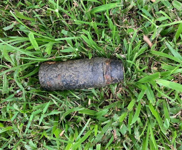 Người dân tá hỏa phát hiện quả đạn pháo &quot;khủng&quot; trên bãi cỏ khi đang đi bộ - Ảnh 1.