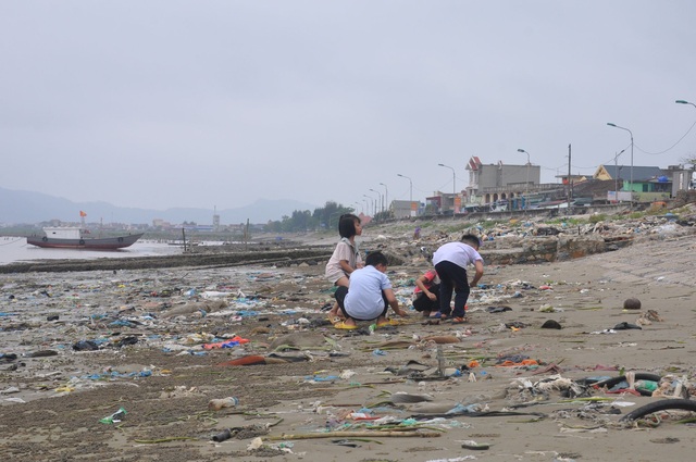 Thanh Hoá: Kinh hoàng cảnh tượng rác thải chất đống dọc bờ biển Ngư Lộc - Ảnh 1.